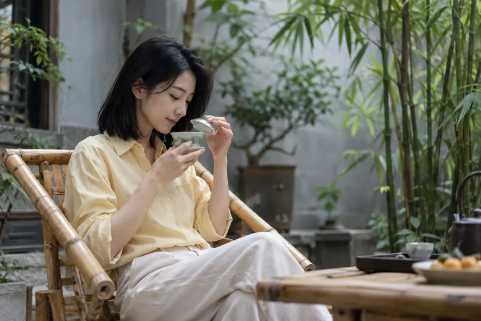 成都竹影院落中的盖碗茶与闻香场景示意